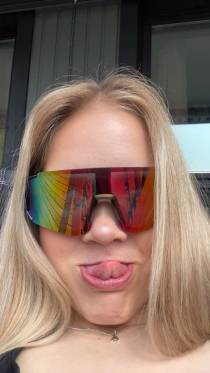 raggar glasögon  - Säljer ett par klassiska raggar-glasögon i fint skick. Perfekta för cruising, bilträffar eller som cool retroaccessoar. Sparsamt använda och redo för ny ägare. Hör av dig vid intresse!