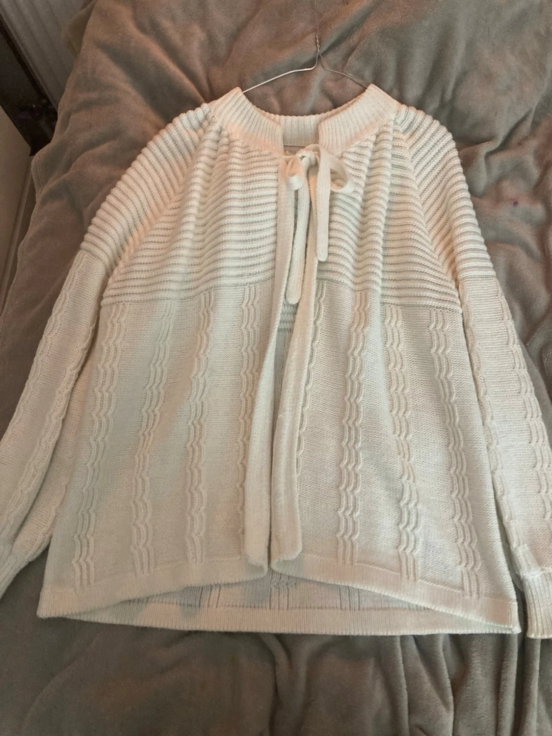 Vit stickad kofta med knytband