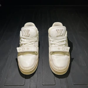 Louis Vuitton Skor - Exklusiva Louis Vuitton sneakers. Storlek 42 passar 43. Autentiska såklart, och köpta från LV i London. Kvitto medföljer, nypris 14,000 SEK. Endast använda 2-3 gånger. 