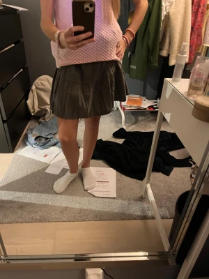 Olivgrön volangkjol med resårmidja - Säljer en olivgrön kjol med flera volanglager och resår i midjan. Kjolen har en luftig och flowy känsla, perfekt för dig som gillar en avslappnad men ändå trendig stil. Passar både som kortkjol och långkjol beroende på hur du bär den. Man kan även ha den som tröja vilket jag brukar föredra