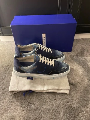 Jacob Cohen skor - Tja! Säljer nu dessa extremt feta Jacob Cohen skorna i modellen dreamer! Skorna är helt sprillans nya och är i storlek 42! Allt og medföljer box, påsar och skor! Skriv vid bilder eller frågor! Vid snabbaffär=bättre pris