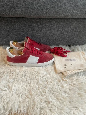 Valentino Flycrew - Hej, säljer nu dessa Valentino Flycrew skor. Storlek 42. Garanterad äkthet. Vid köp medföljer orginal dustbag samt extra nitar (ej orginal). Sitter nu på några utbytesnitar, notera att dessa ej håller lika bra. Inlämnade hos Skomakre för ett tag sedan vilket kostade mig 500kr. Finns defekt i ena hälen. Hör av dig vid eventuella frågor! /SR