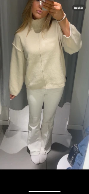 Vita bootcut byxor med hög midja - Säljer ett par vita bootcut byxor med hög midja. Byxorna har en snygg och modern passform som sitter tajt över låren och släpper ut vid bensluten. Materialet känns mjukt och har en lätt stretch, perfekt för dig som gillar stilrena och ljusa outfits. Helt nya!!