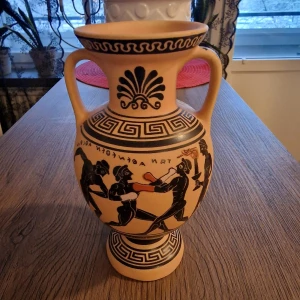Grekisk urna - Grekisk urna. Handgjord. 17 cm hög. 10 cm bred.