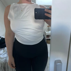 Festtopp - Fin topp i satinliknande material från Shein. Strl M och aldrig använd så väldigt fint skick fortfarande🎀lånade bilder!