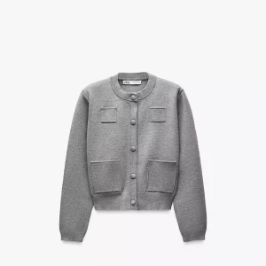 zara grå stickad kofta  - supersnygg grå stickad kofta från zara med fickor och vadderade axlar köpt i somras , i storlek S och endast använd 2 ggr så i nyskick 🩶🩶❣️