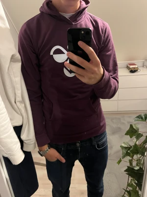 Hoodie - Vinröd hoodie från Hummel. Storlek S/176. 