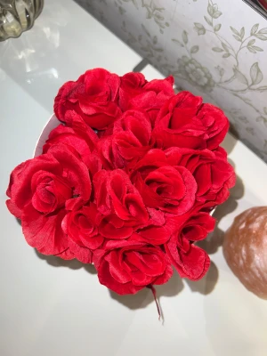 Rosor i box med röd rosett - Säljer en rund svart box med guldkant fylld med 12 konstgjorda röda rosor. Boxen har en snygg röd rosett runt om och rosorna är gjorda i syntetmaterial. Perfekt som present eller dekoration, boxen mäter ca 15x17 cm.