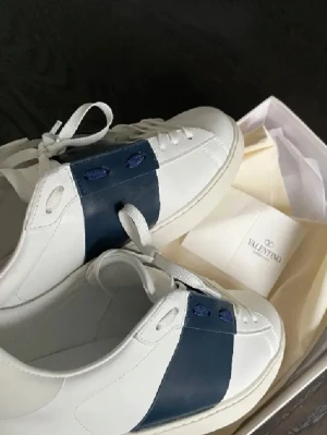 Valentino Opens skor - Säljer dessa feta valentino Opens. Skicket är lite sämre än på bilden då de är lite mer använda, skriv för fler bilder och info. Allt medföljer (dustbag, skoboxen osv.) skriv vid funderingar och pris kan diskuteras✍️