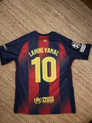 Barca Lamine Yamal 25/26 - Barcelona stjärnan Lamine Yamals 25/26 tröja, CL patch. Storlek M, nytt skick. 