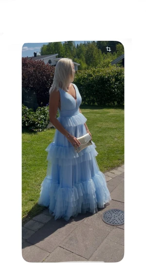 Balklänning (Blå) - Säljer min fantastiska ljusblåa balklänning. Klänningen har flera lager av mjuk tyll som skapar en vacker och drömlik volym. Perfekt för en bal. Klänningen är specialbeställd och skräddarsydd till mig efter alla mina mått (jag är 177 cm), och är endast använd en gång. Skriv för mer info!💙 