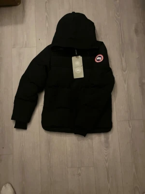 🔥 Canada Goose Macmillan – Svart / Röd Badge (S) - Exklusiv Canada Goose Macmillan Parka i stilren svart färg med den ikoniska röda Arctic Program-badgen på ärmen. En premiumjacka som kombinerar värme, kvalitet och lyxig design. Jackan är i mycket fint skick och sitter perfekt i storlek S! ❄️🖤✨ Tveka inte att skriva — pris kan diskuteras! 🤩  📦 Skickas ut idag! ✔️ Dunfylld & supervarm ✔️ Populär modell med modern passform  🧵 Material: Dun 🎨 Färg: Svart 🔴 Badge: Röd Arctic Program 🧥 Modell: Macmillan 📏 Storlek: S  #CanadaGoose #Macmillan 