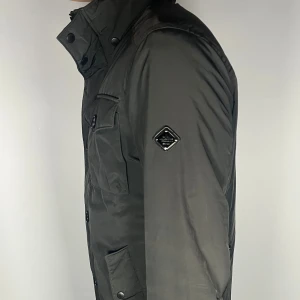 J.Lindeberg field jacket - Säljer en riktigt snygg och trendig J.Lindeberg field jacket i fint skick, storlek M, vid frågor är det bara att skriva //Gramenti