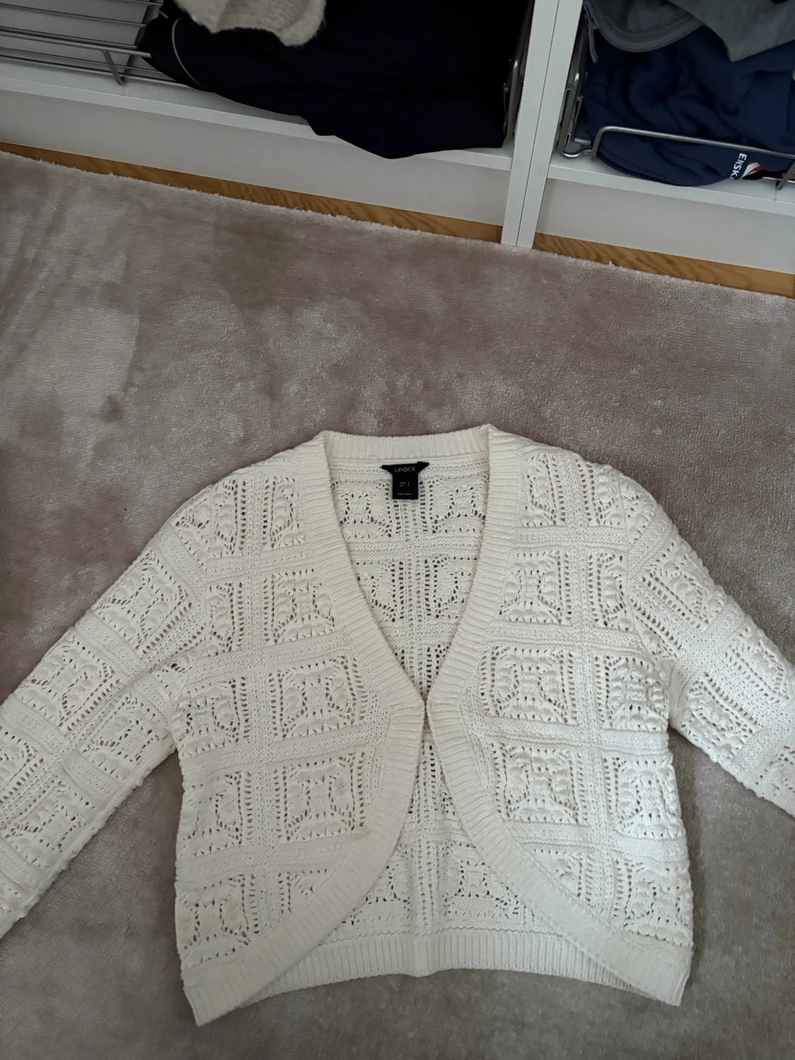 Vit stickad kofta från Lindex