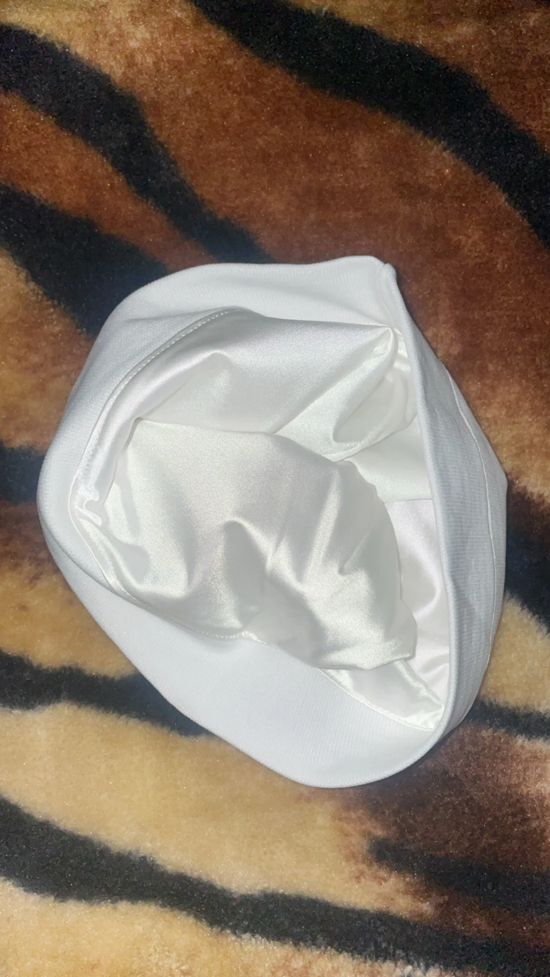 Vit satinmössa från Satyn - 3
