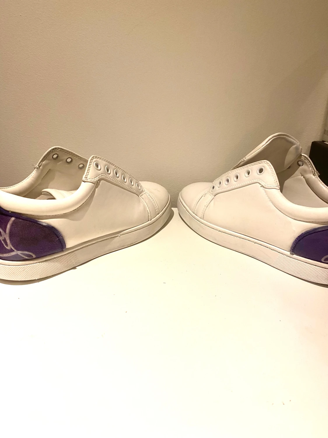 Ett par fräscha Louboutin skor med coola detaljer