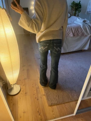 Nelly stitch jeans  - Super fina jeans från Nelly! Storlek 34❤️ gott skick men lite slitna längst ner 