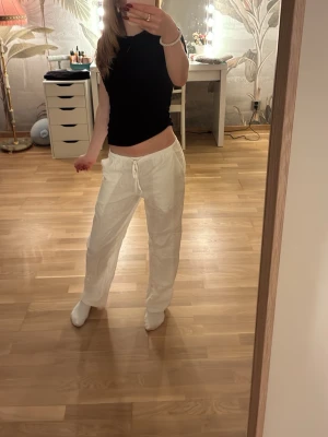 Vita linnebyxor med snörning - Säljer ett par vita linnebyxor med avslappnad passform och snörning i midjan. Byxorna har låg midja och raka ben. Perfekta för varma dagar och har fickor på sidorna. Superlätta och sköna att bära. De är lite genomskinliga och säljer pågrund av att de är för korta för mig, jag är 163cm 💕