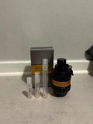 Spicebomb Extreme med provflaskor - Spicebomb Extreme från Viktor & Rolf. Säljs med originalflaska och flera praktiska provflaskor. Perfekt för dig som vill testa eller ha med på språng. Volym: 90 ml. 2ml=45kr 3ml=60kr 5ml=90kr 
