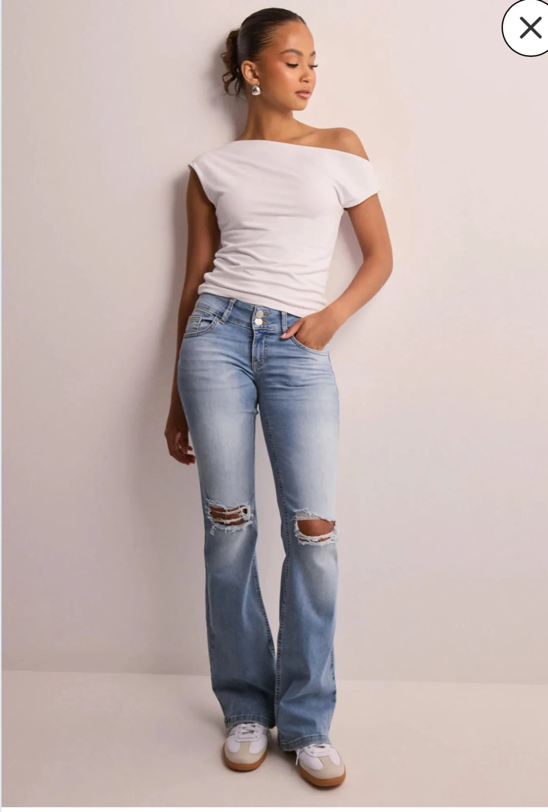 Ljusblå bootcut jeans med slitningar