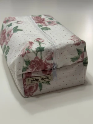 Handgjord necessär av second hand tyger - En handgjord necessär utav second hand tyger. Unik, hållbar och perfekt för att samla alla dina vardagsfavoriter i väskan. Fodrad och stängs med dragkedja. Endast ett unikt exemplar.                  Instagram: secondstitch.bymatilda 💕