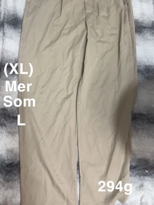 Beiga chinos i storlek L - Snygga beiga chinos med rak passform och klassisk design. Perfekta för dig som gillar en enkel och clean look. Byxorna har midwaist. Passar dig som vill ha lite mer relaxed vibe.🌸Endast provade men små i storlek. Står XL men mer som L.