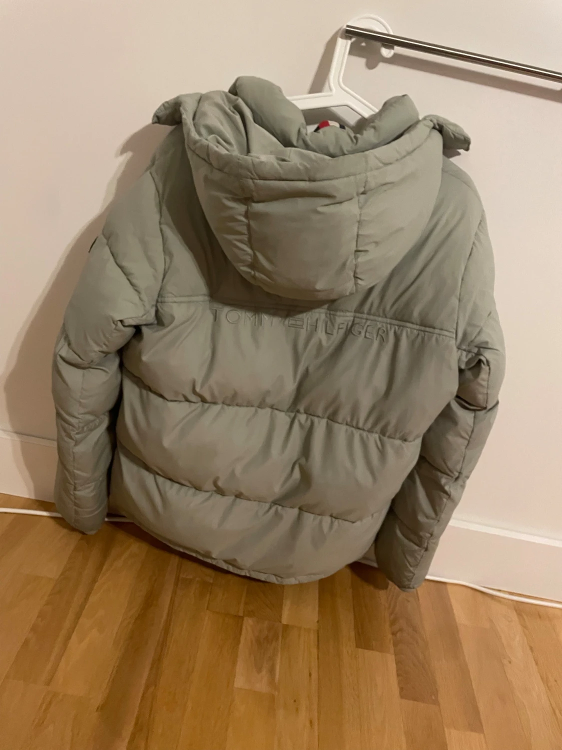 Ljusgrå pufferjacka Tommy Hilfiger - 1