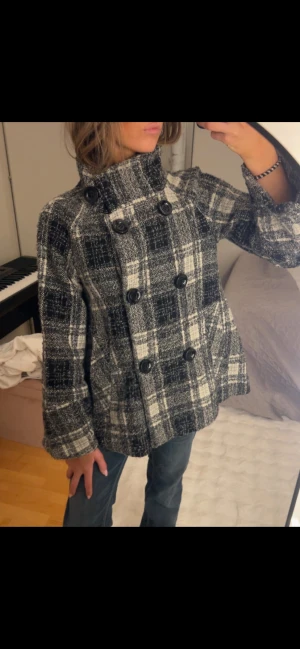 Jättesnygg kappa  - Säljer denna jättesnygga kappa!! Fickorna är trasiga (se bild) men det är inget som alls syns annars på utsidan!!🤍 vintage märke från ZARA som är köpt utomlands!!🤍