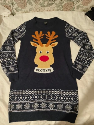 Mörkblå julklänning/pyjamas - En julig "klänning" eller en pyjamas. Jätteskön och den passar kroppen så fint, jättemysig nu till jul.