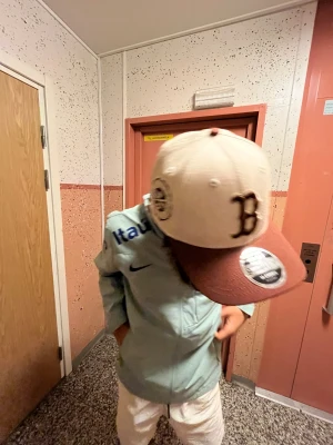 Boston Red Sox keps New Era terrakotta - Säljer en Boston Red Sox World Series Patch 9FORTY keps från New Era. Kepsen har en snygg beige krona med brunt B-broderi och terrakottafärgad skärm. På sidan sitter ett broderat World Series-märke. Justerbar passform och klassisk streetstil.  