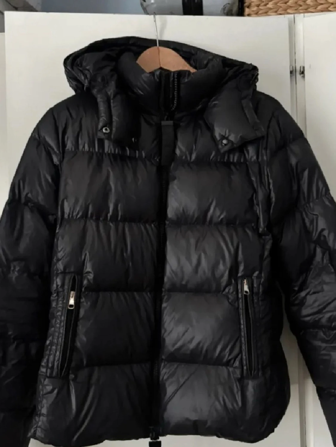 Svart dunjacka från BOSS med huva