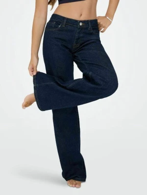 Mörkblå low waist jeans från ONLY - Snygga och trendiga lågmidjade vida jeans. Fin mörkblå jeans färg. Oanvänd med lapparna kvar. Säljer då dom var lite korta för mig. 