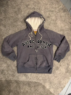 Abercrombie & fitch hoodie  - Abercrombie & fitch | M | bra skick men finns få täcken på användning | pris kan diskuteras vid snabb affär!!! 
