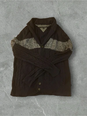 Tommy Hilfiger Cardigan - Säljer nu en varm och riktig snygg cardigan från Tommy Hilfiger. Den är perfekt nu för vintern och passar med alla typer av byxor i alla olika  färger ⛄️.   Skick 8/10 🌟  Den är i färgerna mörkblå, lite gråa/vita detaljer i mitten, knapparna är mörk bruna vilket ger den en fin touch🟦⬜️🟫.   Den är i storlek L (sitter nog exakt som en L).   Hör gärna av er vid fler funderingar 🤩