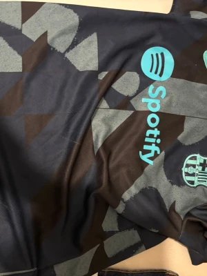Barcelona tröja - Säljer en barcelona tröja inget märke av användning kommer med shorts också storlek xs i vuxenstorlek