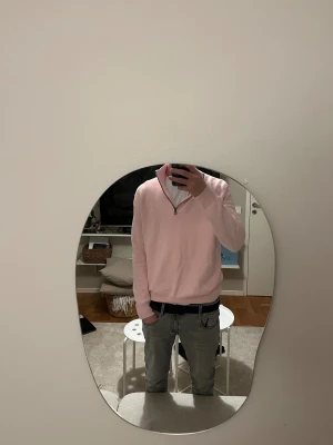 Ljusrosa half zip från Polo Ralph Lauren -  Säljer då min polo tröja som jag köpte i somras använd typ 3 gånger för köpte den i slutet av sommaren. Är trött på den så säljer den för ett bra pris köpte den för 2600 kr. Snygg ljusrosa långärmad tröja från Polo Ralph Lauren med half zip och diskret broderad logga på bröstet. Tröjan är stickad i bomull och har ribbade muddar vid ärmslut och nederkant. Perfekt för dig som gillar stilrena och softa färger.