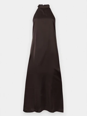 Brun klänning - Säljer min helt nya, oanvända, halterneck klänning från Vero Moda🤎Säljer då den inte kommit till användning för mig. Superfin mörkbrun färg 🫶🏼