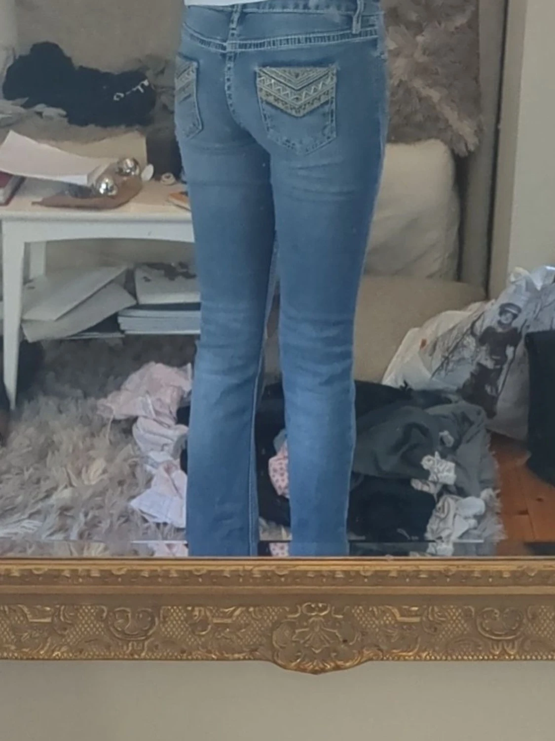 Blå bootcut jeans med mönstrade fickor - 1