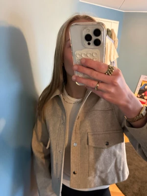 Beige jacka från Zara - Jätte snygg overshirt jacka från Zara i mycket bra skick. Jackan är croppad 🫰🏼