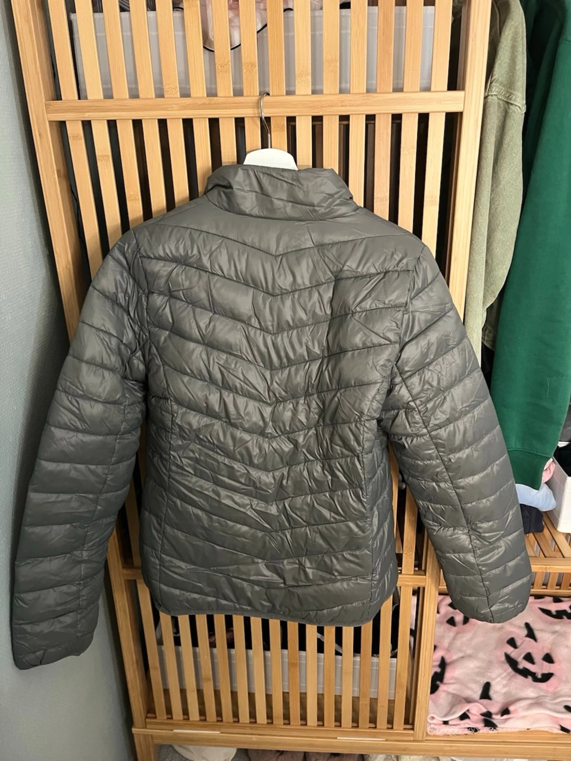 Grön pufferjacka med dragkedja - 1