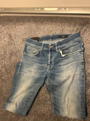 Dondup jeans George  - Dondup jeans George storlek 32 men sitter som 29, midja : 38-39 cm och längd : 95cm. Mycket bra skick 