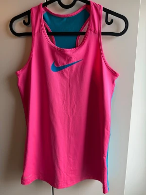 Nike rosa turkost linne, storlek L - Nike rosa turkost linne, storlek L  -Rosa och turkos Nike Pro sportlinne med racerback. -Perfekt för träning. -Använd en gång och tvättad. Som ny  🚭Djurfritt och rökfritt hem 💛 Se gärna mina andra annonser samfrakt  ✨Har bundle-rabatt