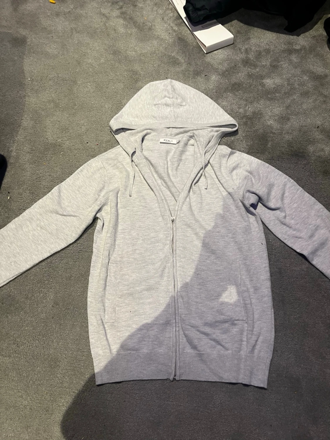 Ljusgrå stickad hoodie med dragkedja från RYVLS