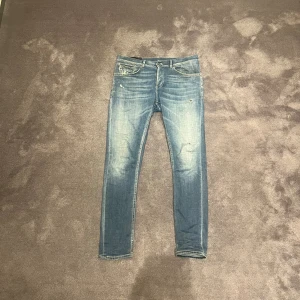 Dondup George Jeans  - Riktigt snygga Dondup jeans i modellen George. Har inte använts super mycket så de är i bra skick. Storlek 33. Hör av dig om det skulle finnas någon fråga! 