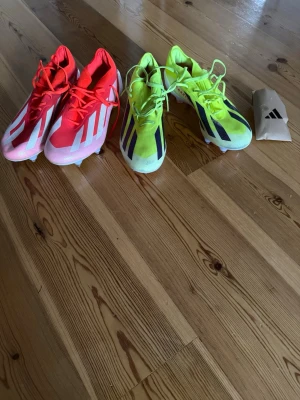 Adidas crazyfast - 2 adidas crazyfast skruvdobbar. Bra skick använda 3-4 ggr var. Box medföljer till båda skorna. Den gula är strl 42 och dem röda 43 1/3. Tänker runt 300 kr per par. Extradobbar medkommer.