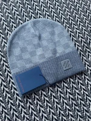 Louis Vuitton Mössa - Grå ny mössa aldrig använd 