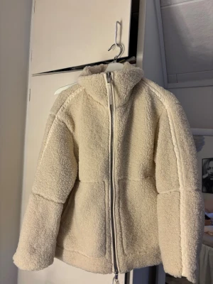 Teddy jacka  - Vit Teddy jacka från hm, aldrig använt prislappen är kvar. Vit/beige