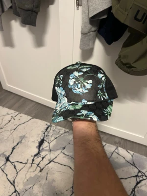 Blommig keps - Somrig och blommor på kepsen