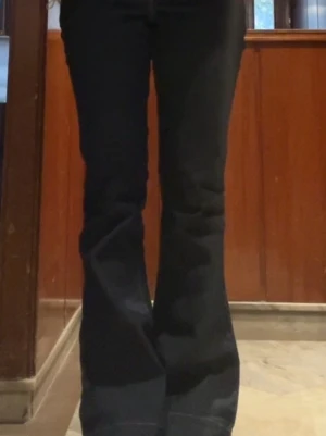 Mörkblå bootcut jeans - Såså snygga jeans från river Island strl 32❤️ midjemått: 34 rakt över. innerbenslängd: 76. Säljer då de inte passar längre