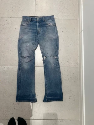 Vintage Levis 517 Bootcut - As coola levis jeans med flera coola slitnigar och fades,modellen är 517.Storlek 28/32 Pris kan diskuteras!